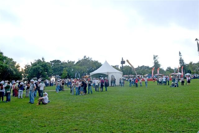 Chuva afasta público no arranque do MEO Sons do Mar que está atrasado