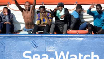 47 migrantes que estavam no barco Sea Watch 3 desembarcam na Catânia
