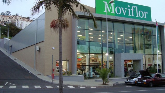 Funcionários protestam contra encerramento temporário da Moviflor