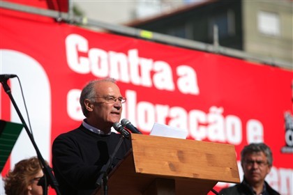 Trabalhadores das autarquias exigem em manifestação manutenção das 35 horas semanais