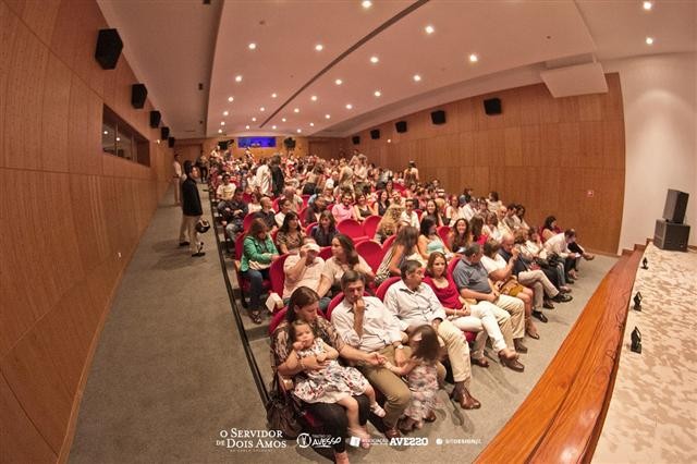 Teatro do Avesso esgota sala do Centro John dos Passos na estreia de O Servidor de dois Amos