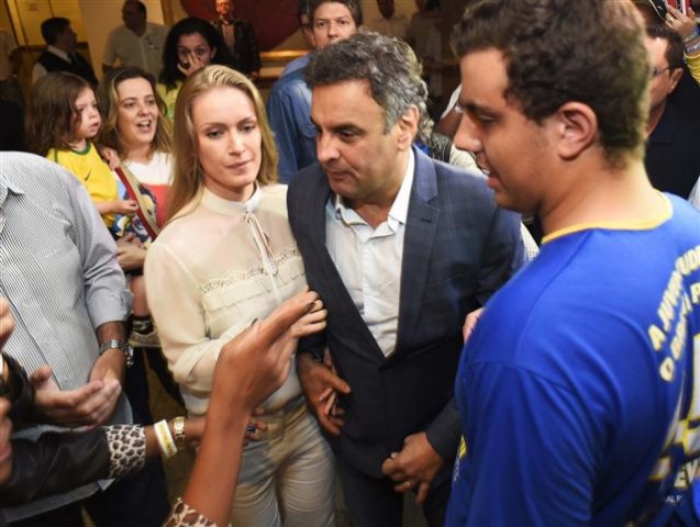 Aécio Neves vence segunda volta... em Portugal