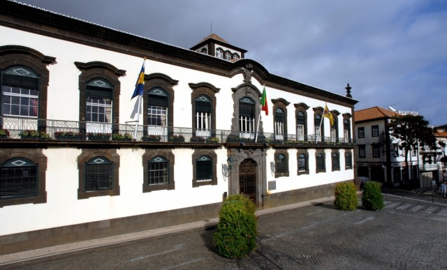 Câmara do Funchal aprova protestos contra Orçamento de Estado e privatizações do Governo Regional
