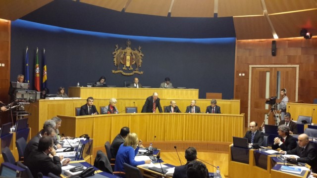 CDS desafia deputados do PSD a votar contra o orçamento