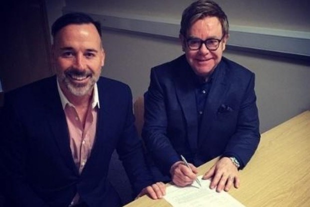 Cantor Elton John voltou a casar-se com David Furnish, no Reino Unido
