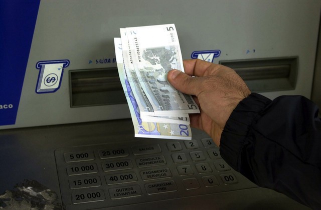 Portugueses fizeram este Natal mais levantamentos e mais compras na rede Multibanco