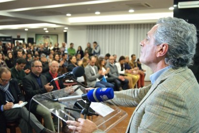 O povo tem que dizer que está farto de maiorias absolutas do PSD