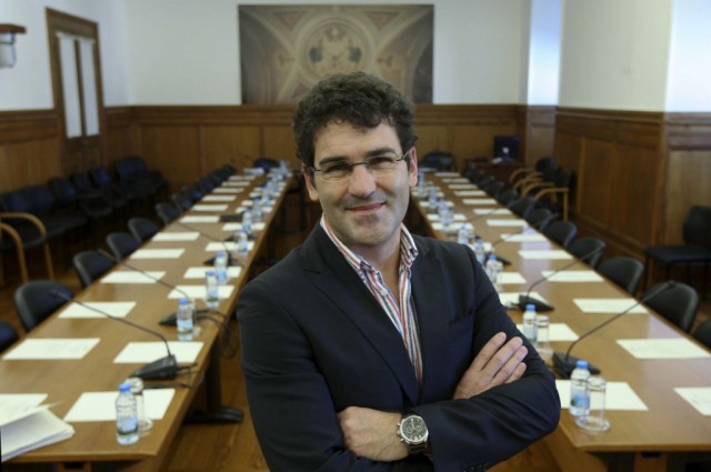 Jacinto Serrão questiona ministra das Finanças sobre prorrogação do PAEF