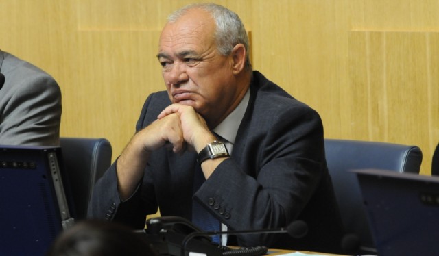Diploma urgente sobre colocação de professores em risco devido à dissolução do parlamento