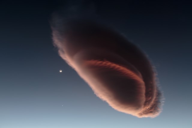 NASA põe hoje em destaque imagem registada na Madeira mostrando nuvem lenticular, Lua, Vénus e Marte