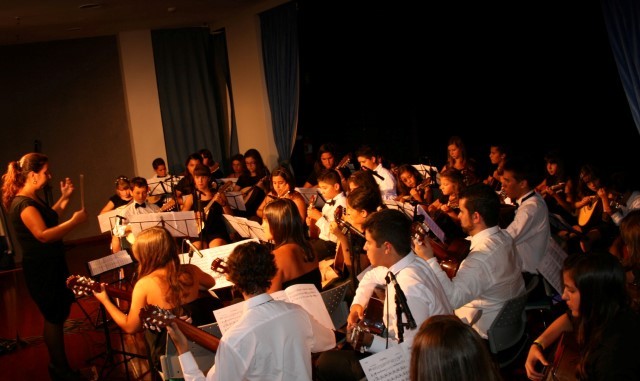 Orquestra de Bandolins da Casa da Cultura de Câmara de Lobos dá concerto