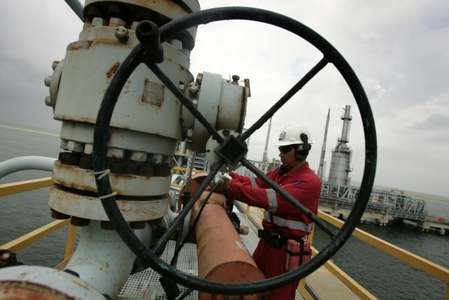 Venezuela e Angola são os países mais vulneráveis à queda do preço do petróleo