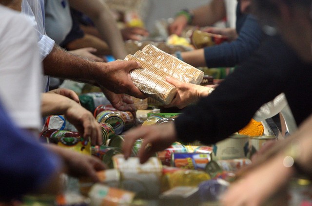 Portugueses mandam para o lixo comida fora do prazo que ainda podia ser consumida