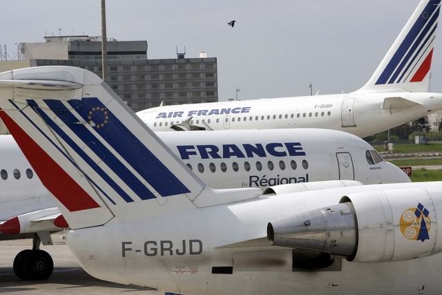 Vinte e cinco voos de ligação entre França e Portugal cancelados devido a greve