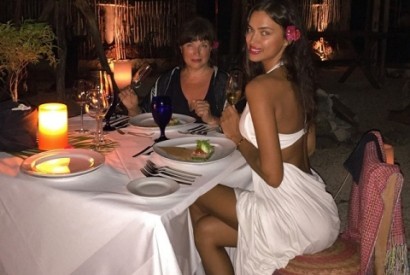 Irina Shayk de férias no México e na companhia da mãe