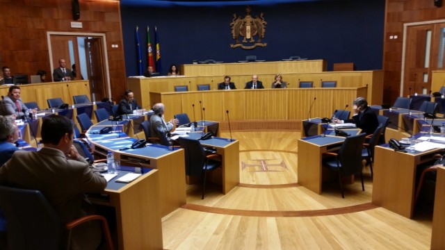 PSD-M passa para a direita do hemiciclo com protestos do CDS