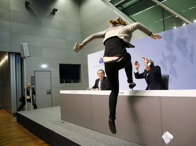 Jovem atira-se para cima de mesa de Mário Draghi