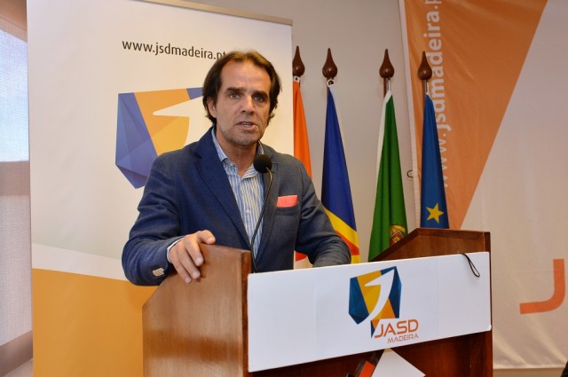 Miguel Albuquerque quer estreitar laços com os Açores