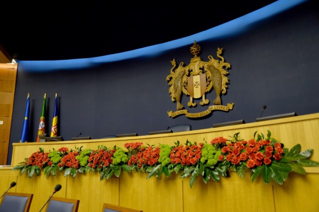 Parlamento regional decorado com cravos vermelhos no regresso do 25 de Abril