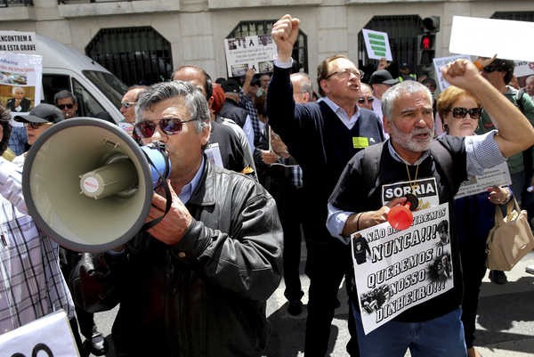 Pequenos acionistas do BES manifestam-se em Lisboa e pedem reunião com Carlos Costa