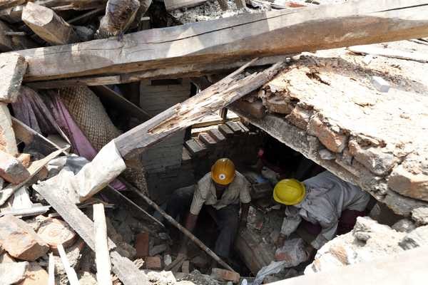 Sismo no Nepal já fez mais de 8.000 mortos e 17.500 feridos