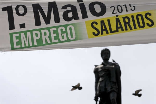 Desempregados inscritos nos centros de emprego baixaram 2,9% em Abril