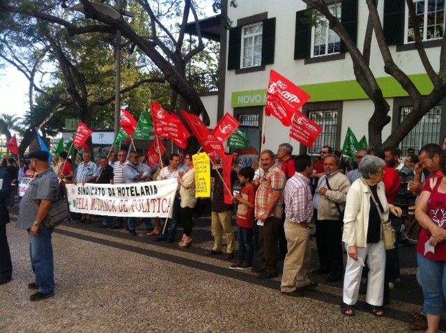 200 pessoas protestam à porta do parlamento