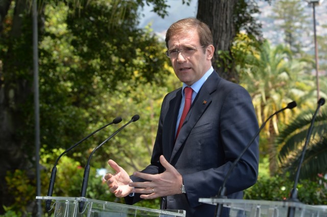 Passos Coelho recebido com protestos contra o isolamento do Porto Santo