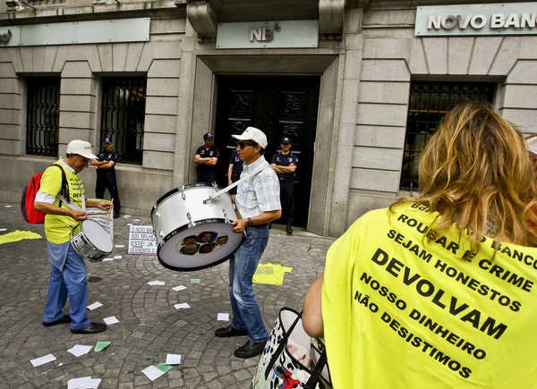 Emigrantes em França manifestam-se contra o BES