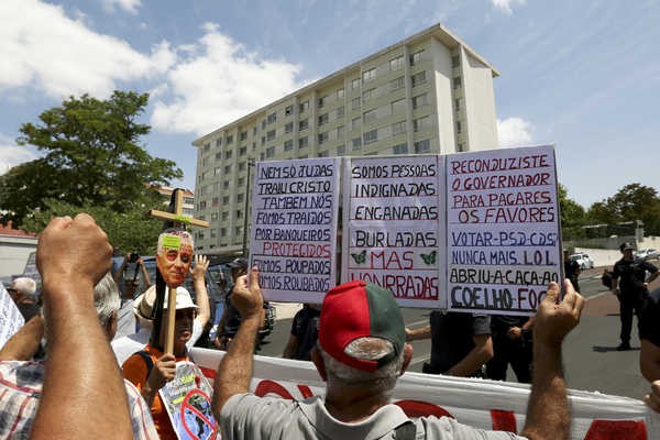 Quase duas centenas de lesados protestam junto ao Conselho de Ministros