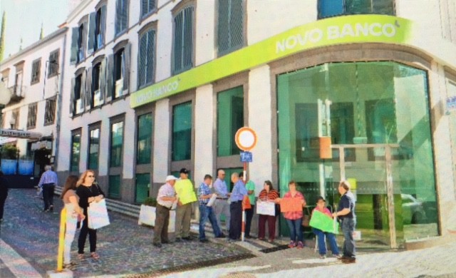 Lesados do BES concentram-se junto a agência no Funchal