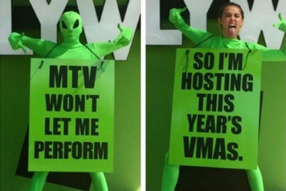 Língua comprida de Miley Cyrus revela no Twitter que irá apresentar os prémios da MTV