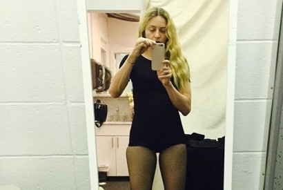 Madonna arrisca selfie sem maquilhagem e de body