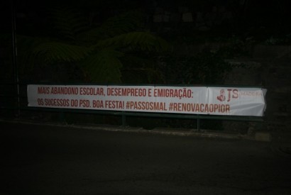 JS-Madeira madrugou para ir ao Chão da Lagoa e colocar cartaz de protesto contra Passos Coelho