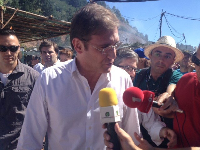 Pedro Passos Coelho e Miguel Albuquerque acabam de chegar à festa do PSD-Madeira