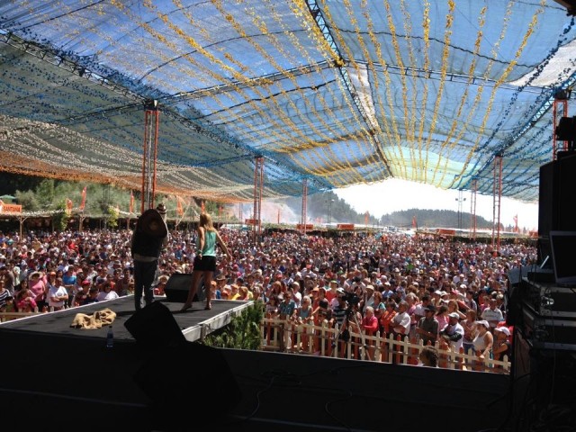Milhares na festa do PSD-Madeira à espera das intervenções de Passos Coelho e Albuquerque