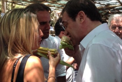 E depois dos discursos no palco, Passos e Albuquerque retomam a ronda às barracas