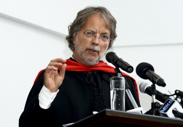 Mia Couto agradece a Caetano arquivo de correspondência de militares na guerra colonial