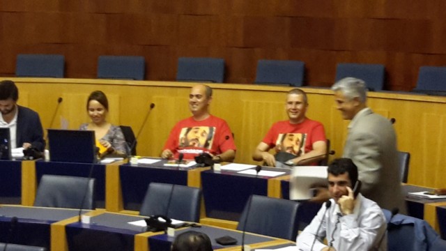 Deputados do BE com camisolas de apoio a Luaty Beirão
