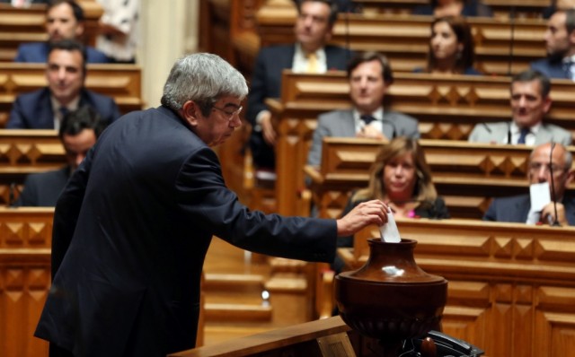 Ferro Rodrigues eleito presidente da Assembleia logo à primeira volta