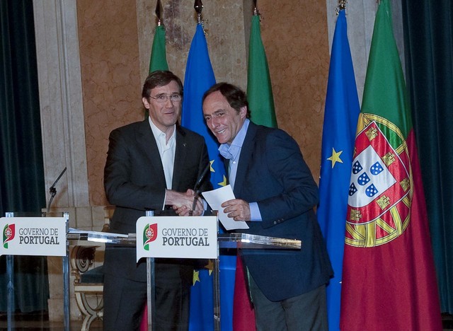 Governo aprova cortes salariais e sobretaxa de IRS para 2016