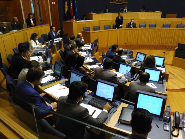 25 de Novembro volta a dividir o parlamento