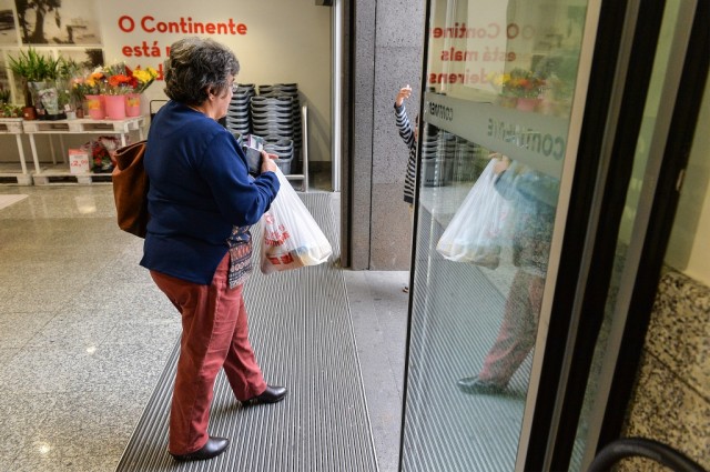 Só os sacos de plástico leves são obrigatoriamente pagos