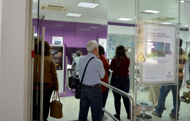 Clientes do BANIF entopem alguns balcões de atendimento