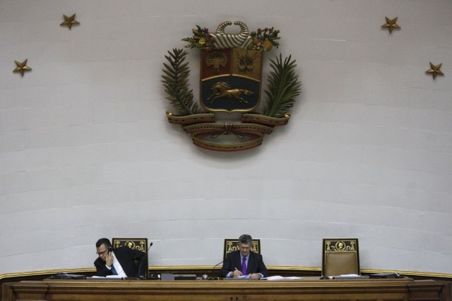 Parlamento venezuelano acata decisão do tribunal e afasta deputados da oposição