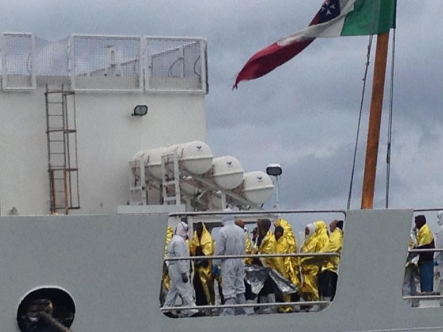 Um morto e mais de 240 migrantes resgatados em operação no Mediterrâneo