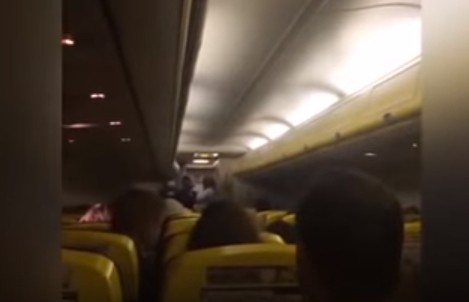 Temos gelo na asa e não queremos morrer, diz hospedeira em vídeo registado por um dos passageiros
