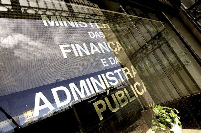 Governo estuda aplicação de diretiva que obriga bancos a informar fisco sobre contas de clientes
