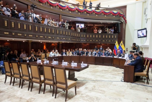 Parlamento venezuelano chumba Decreto de Emergência Económica de Maduro