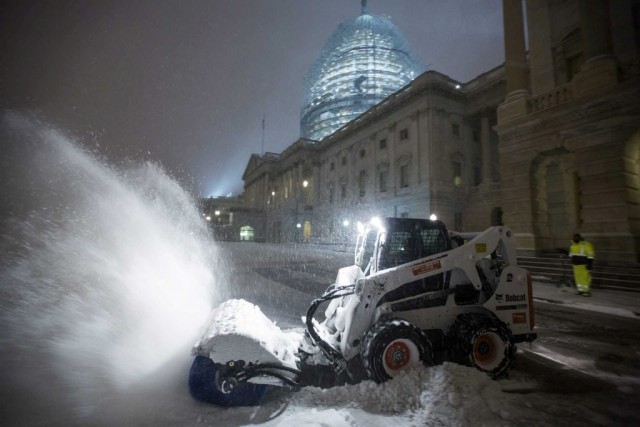 Costa leste dos EUA enfrenta 36 horas sob tempestade de neve e vento